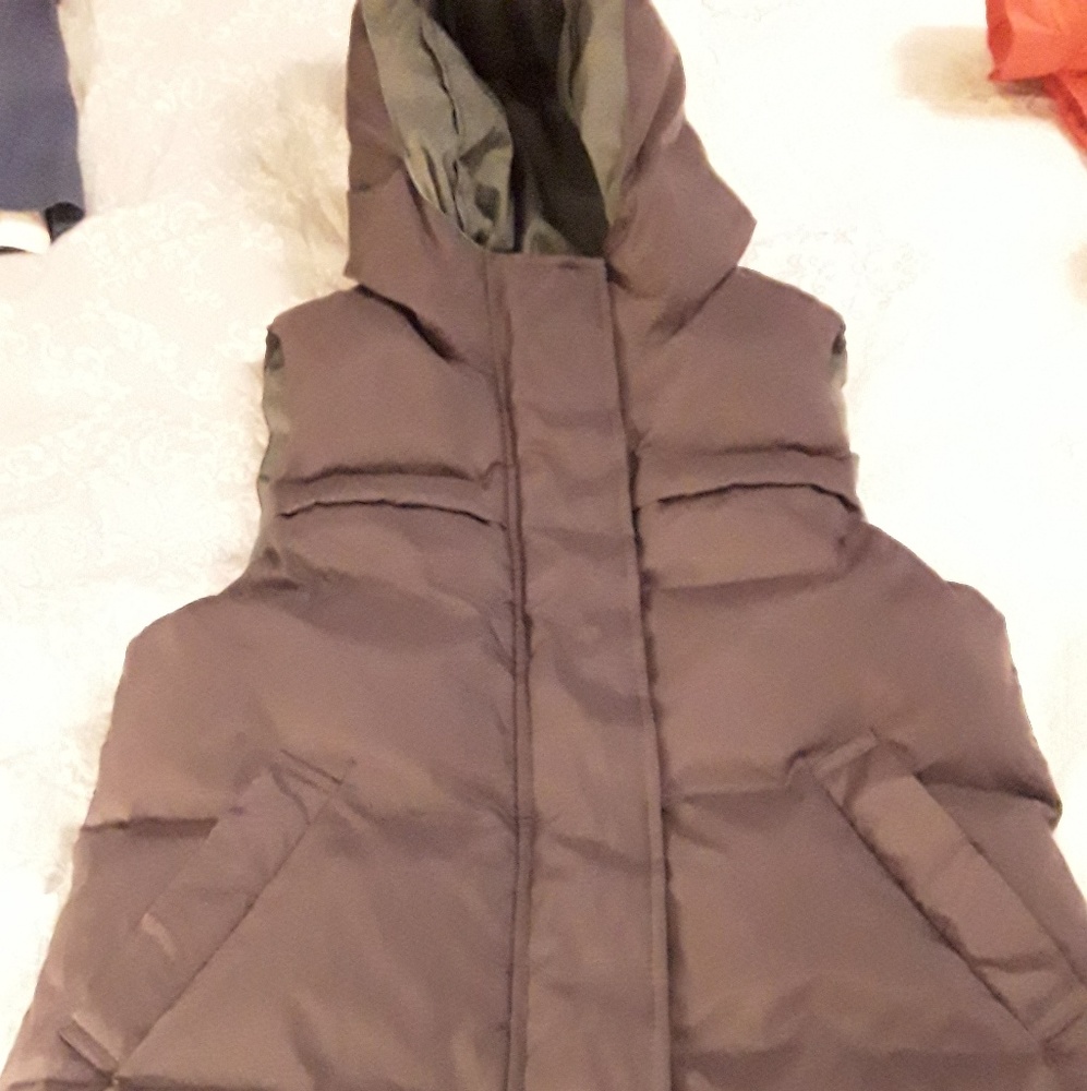 Dollhouse puffer Vest with hood Womens size small